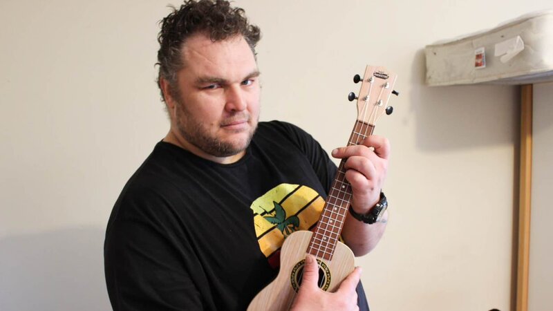 Shaun at home holding a Ukulele. – Bild: Discovery, Inc.