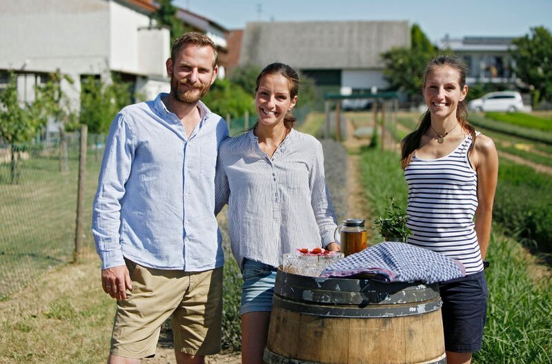 v.li.: Christian Weiß, Jessica Schönfeld und Rebecca Schönfeld warten auf die Ankunft der Landfrauen. – Bild: SWR/​megaherz/​Anne Deiß