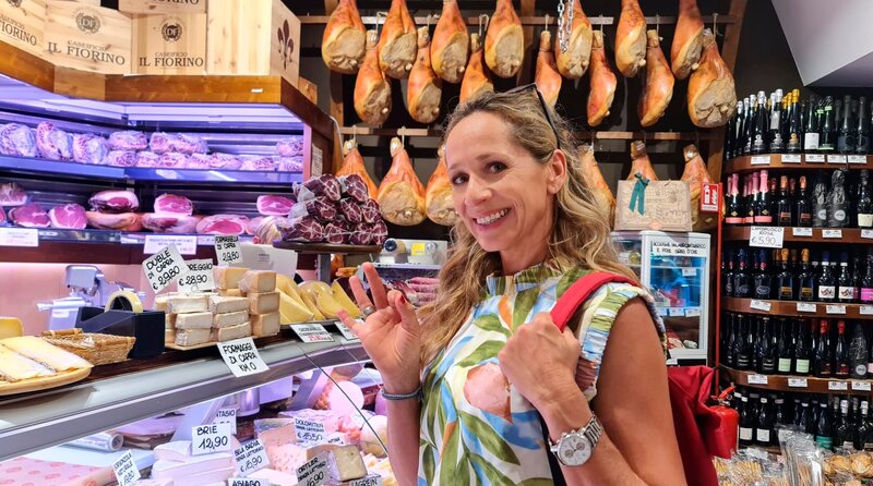 Moderatorin Tamina Kallert in einer italienischen Salumeria. – Bild: WDR/​Alice Tschöke