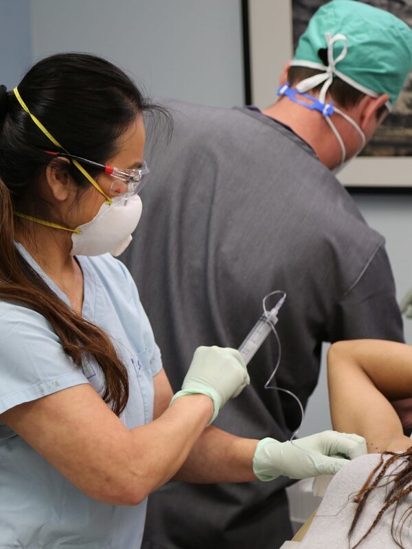 Dr. Lee shows Krista a needle. – Bild: TLC /​ Photobank 37402_ep304_008 /​ Discovery Communications, LLC