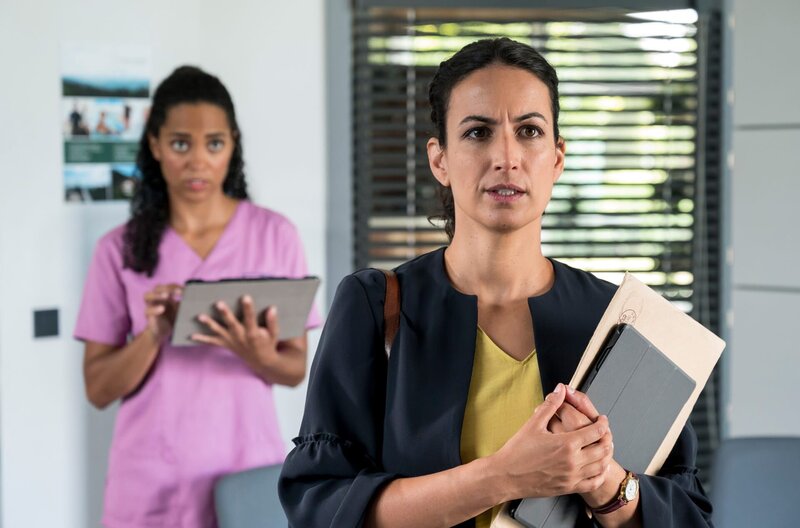 Dr. Emma Jahn informiert Dr. Sherbaz über die Probleme ihrer Patientin. – Bild: WDR/​ARD/​Jens-Ulrich Koch