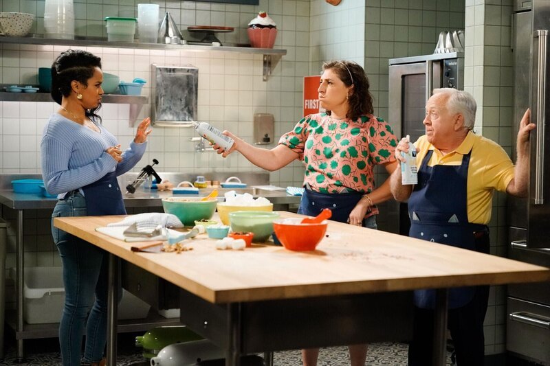 (v.l.n.r.) Randi (Kyla Pratt); Kat (Mayim Bialik); Phil (Leslie Jordan) – Bild: Warner Bros. Entertainment Inc.