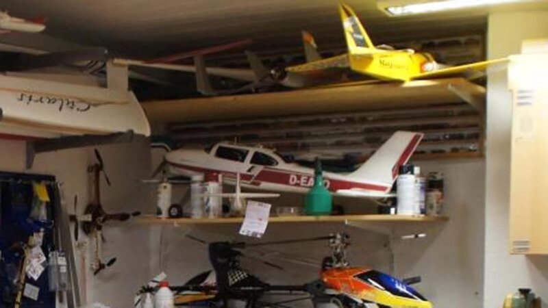 Von einem Aufwind zum nächsten: In dieser Folge konstruieren die Modellbau-Cracks historische Segelflieger. Dabei sind Erfahrung und Improvisationstalent gefragt, denn lückenlose Baupläne findet man für die alten Luftfahrzeuge nur selten. Andreas und sein Teamkollege Erik tüfteln an einer Hütter H-17 im Maßstab 1:2, und Bastel-Freak Patrick aus der Schweiz hat sich die Elfe P2 (HB 402) ausgesucht. Beim großen Finale auf der Messe in Dortmund müssen die Full-Scale-Nachbauten ihre Flugtauglichkeit unter Beweis stellen. – Bild: 2021 DISCOVERY DEUTSCHLAND