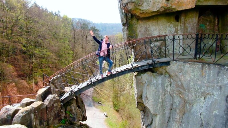 Reporter Daniel Aßmann vor den Externsteinen in Horn-Bad-Meinberg. – Bild: WDR/​Fernsehkraft UG
