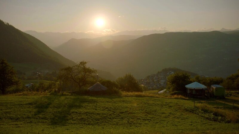 die Jurten von Elmar „Hube“ Schroffenegger und Irene Opela bei Sonnenuntergang, Steinegg, Südtirol – Bild: ServusTV /​ Querschuss Film