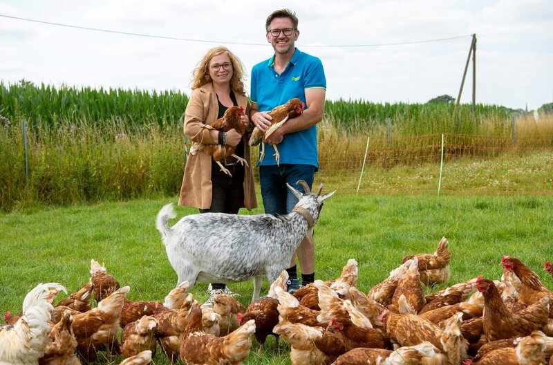 Gastgeberin Petra Spinne-Balster mit ihrem Mann Richard. Auf dem Hof Spinne leben 2000 Legehennen und 200 Weidehähnchen. – Bild: WDR/​Melanie Grande