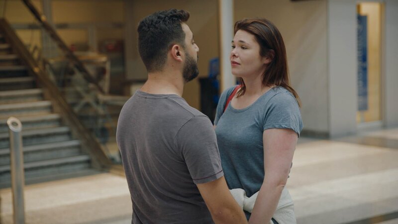 Medium shot of Bridie Anna Matthews and Hussein Ali Thini (Host) saying goodbye to eachother before Bridie Anna Matthews flies back to the UK. – Bild: Discovery, Inc.