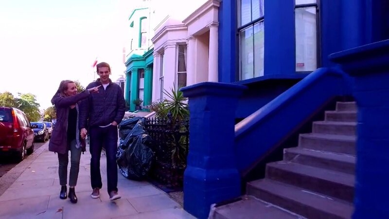 Als Connor die Möglichkeit bekommt, seinen Job von Seattle nach London zu verlegen, will er das Abenteuer zusammen mit Ehefrau Sydney wagen. Connor sucht nach einem günstigen Domizil mit möglichst kurzer Pendelstrecke zu seinem Arbeitsplatz am Piccadilly Circus. Doch Sydney gibt für den Umzug ihren Traumjob in Seattle auf und will im Gegenzug alles, was die britische Hauptstadt zu bieten hat. Außerdem ein Haus mit englischem Charme und viel Platz für Gäste. – Bild: Tanja Bachetzky /​ HGTV