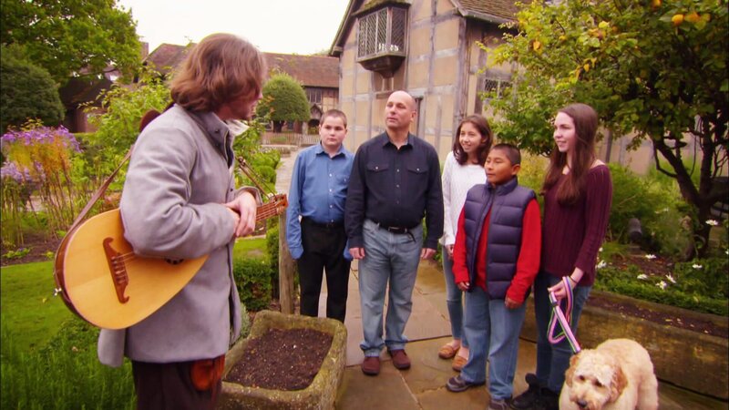 Eine Familie wohnte ihr Leben lang in einer Gemeinde in Massachusetts. Dann beschließen sie: Es ist Zeit für ein Abenteuer. Sie ziehen über den Teich nach Warwickshire County in England. Sie suchen ein Haus mit britischem Charme, das genug Platz für die sechsköpfige Familie bietet. Dabei müssen die Eltern Kompromisse eingehen. – Bild: HGTV
