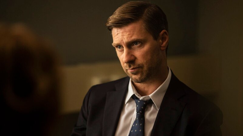Der Diplomat Daniel Johnson (Linus Wahlgren) gerät unter Verdacht. – Bild: ARD Degeto/​Yellow Bird Film/​Jonath Mathew