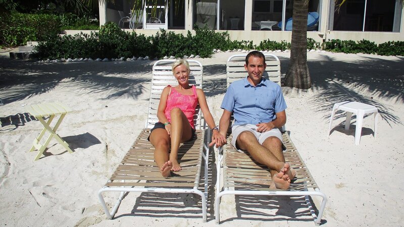Greg und Mika sind immer auf der Suche nach neuen Abenteuern und dem Nervenkitzel – sei es beim Skifahren oder dem Segeln auf offener See. Als Greg auf Grand Cayman einen neuen Job bekommt, stürzen sich beide auf das neue Projekt. Doch der Mietmarkt auf der begehrten karibischen Insel ist schwierig und die Chancen werden durch das aktuell einzige Einkommen noch geringer. – Bild: HGTV