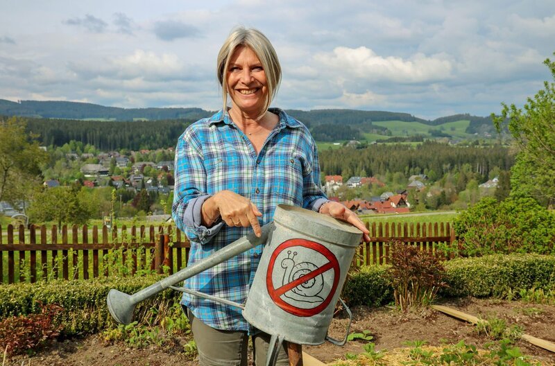 Jutta Braun erklärt ihren Gemüsegarten zur schneckenfreien Zone. – Bild: SWR