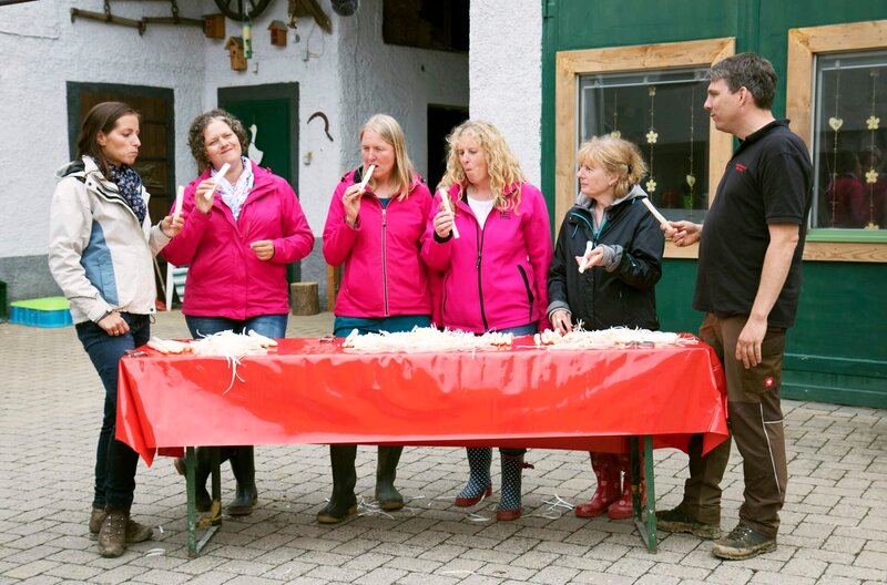 Nach dem Spargelschälwettbewerb wird der Rohspargel direkt probiert, vl.: Jessica Schönfeld, Ina Lichtenthäler, Katja Bihlmaier, Andrea Engel, Andrea Koch und Gregor Adams. – Bild: SWR/​megaherz/​Anne Deiß