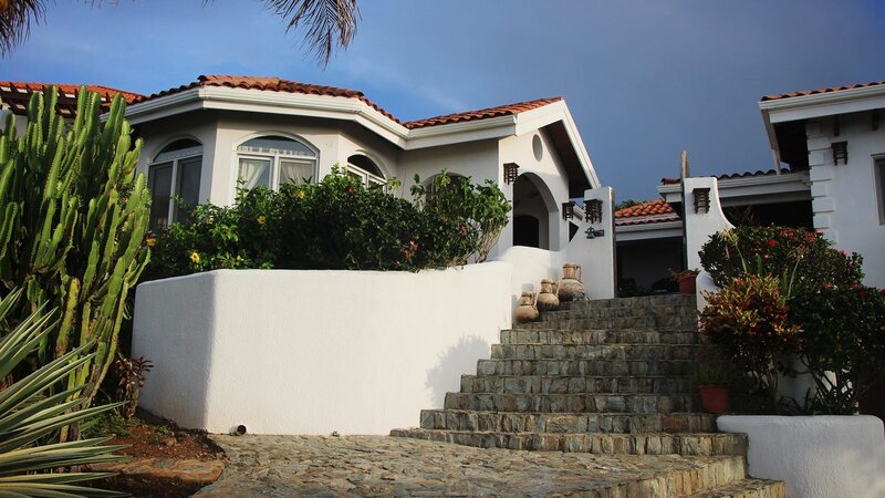 Das Mutter-Tochter-Duo Linda und Brittany reist nach Roatan, Honduras, um ein Traumhaus abseits der harten Winter in Wisconsin zu finden. Beide teilen eine Leidenschaft für Freiwilligenarbeit und Wassersport, doch in punkto Haus haben sie unterschiedliche Vorstellungen. – Bild: HGTV