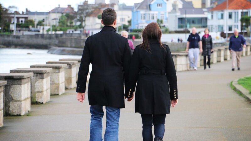 Nach 14 Jahren in Denver ziehen Tiffany und Troy für seine Karriere als Buchhalter nach Irland. Tiffany ist zuerst von den neuen Reisemöglichkeiten begeistert, doch gleichzeitig muss sie ihren Job und ihr Zuhause aufgeben. Deshalb ist ihr ein schönes neues Haus wichtig, in dem sie sich wohlfühlen kann – doch Tory sieht den Umzug gelassener und freut sich bloß auf Dublin. – Bild: HGTV