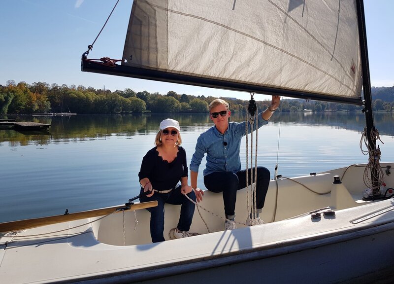 Ein Segeltörn bei strahlendem Wetter: ChrisTine Urspruch (li.) und Pierre M. Krause. – Bild: SWR/​Encanto