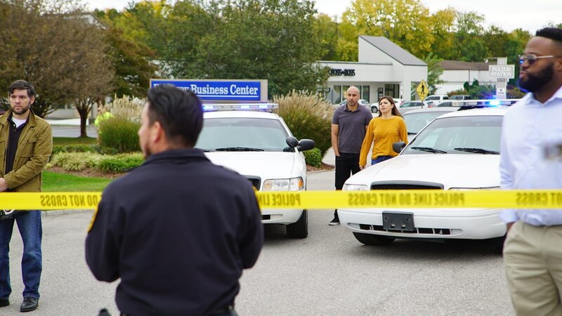 Die Polizei hat die Straße wegen der Schießerei gesperrt, Passanten beobachten das Geschehen. – Bild: Discovery Communications, LLC