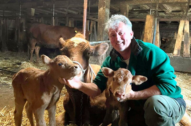 Jörg Bretzinger ist Großtierarzt im Schwarzwald und Kühe seine liebsten Patienten. – Bild: SWR Jörg Bretzinger ist Großtierarzt im Schwarzwald und Kühe seine liebsten Patienten. – Bild: SWR