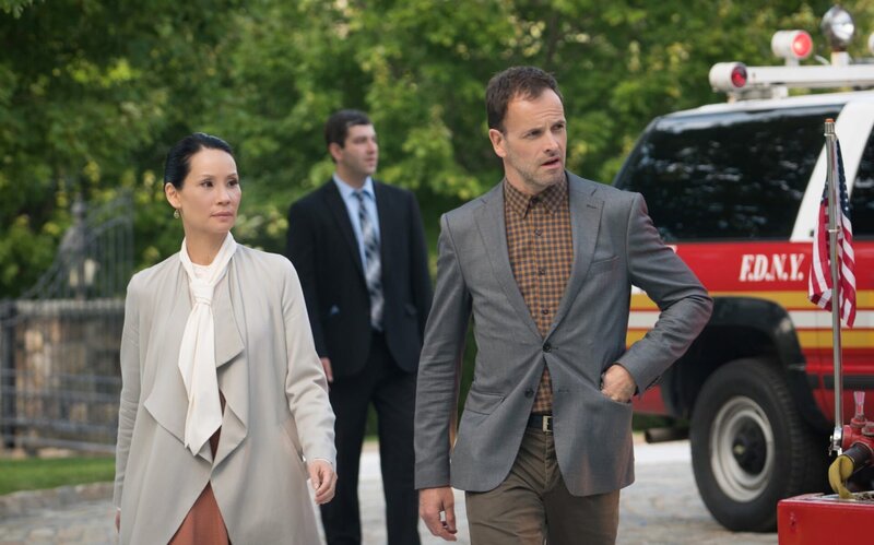 Ermitteln im Fall eines ehemaligen FBI-Agenten, dessen Ermordung wohl etwas mit einem seiner vergangenen Fälle zu tun hat: Joan (Lucy Liu, r.) und Sherlock (Jonny Lee Miller, l.) … – Bild: CBS Broadcasting Inc. /​ Michael Parmelee