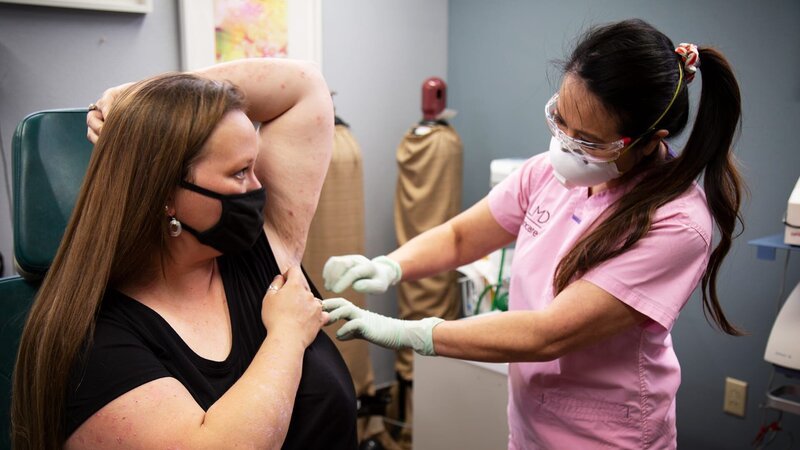 Patient during examination by Dr. Lee. – Bild: TLC