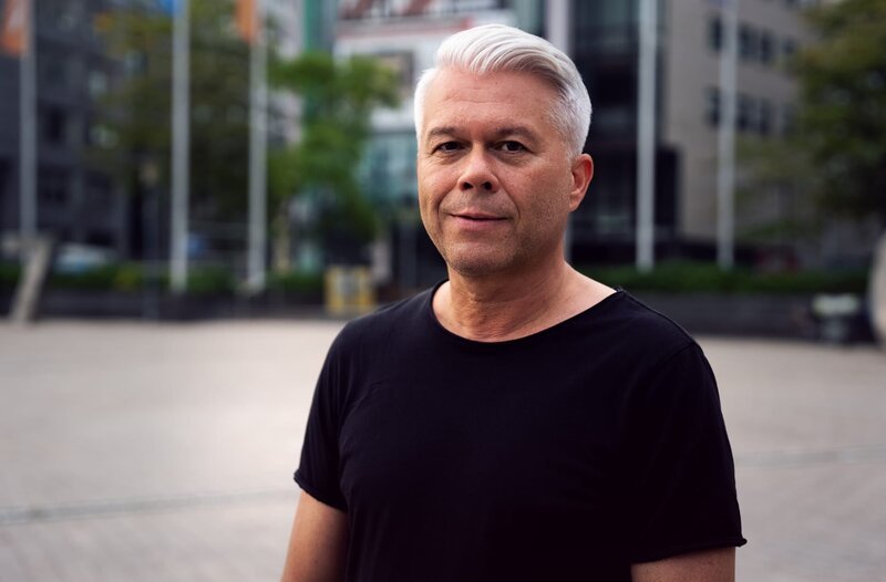 Am 1. Dezember 2023 hätte VIVA seinen 30. Geburtstag gefeiert. Doch 2018 war Schluss für den Musiksender, der seit 1993 wie kein anderer das Lebensgefühl einer ganzen Generation prägte und zum Sprungbrett für zahlreiche Stars wurde. ARD Kultur erzählt in drei Teilen – Aufstieg, Triumph und Fall – die Schlüsselmomente der Sendergeschichte. – Der ehemalige VIVA-Moderator Markus Kavka führt durch die zweite Folge der Dokumentation. – Bild: WDR/​ARD Kultur/​Jens Lindemann