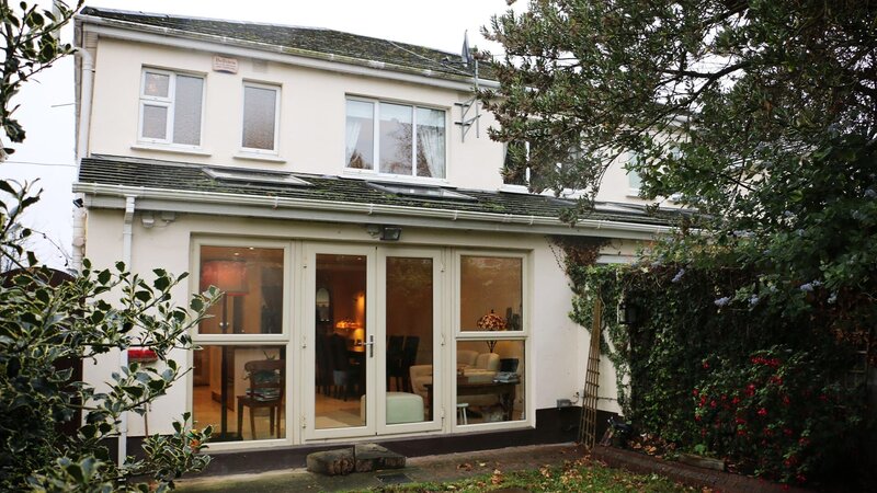 Amy und John lernten sich mit 13 Jahren über eine Brieffreundschaft kennen. Jahre später ziehen sie in die Nähe von Johns Familie nach Dublin. Doch in der Zwischenzeit wurde die Stadt immer begehrter und die Preise für Häuser schossen in die Höhe. Amy wünscht sich ein traditionell irisches Zuhause, aber John hätte gerne etwas Modernes. – Bild: HGTV