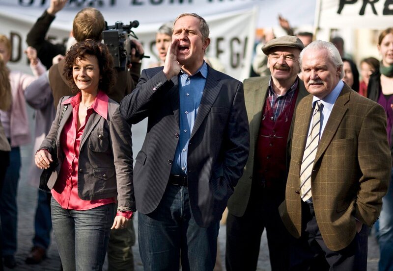 15 Uhr im Ersten. Demonstration gegen die ebenso größenwahnsinnigen wie unsozialen Pläne des Bürgermeisters: Thomas Stickler (Harald Krassnitzer, M.), Andrea Plattner(Katharina Stemberger, l.) und Gottfried Schnell (Wolfang Hübsch, r.) protestieren lautstark. – Bild: ARD/​ORF/​Georg Bodenstein /​ Credit: ARD/​ORF/​Georg Bodenstein, Source: ARD Programmdirektion, © ARD/​ORF/​Georg Bodenstein – Verwendung gemäß der AGB im engen inhaltlichen, redaktionellen Zusammenhang mit genannter ARD/​ORF-Sendung