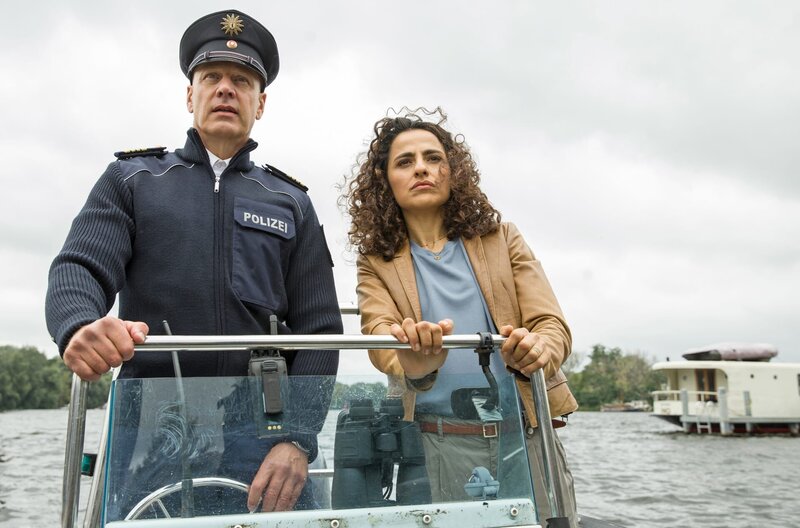 Mit Hochdruck sind Wolf Malletzke und Jasmin Sayed auf dem Weg zu Musikmanager Karsten Stritter, den sie noch erwischen wollen, bevor er wegfährt. – Bild: ARD/​Daniela Incoronato