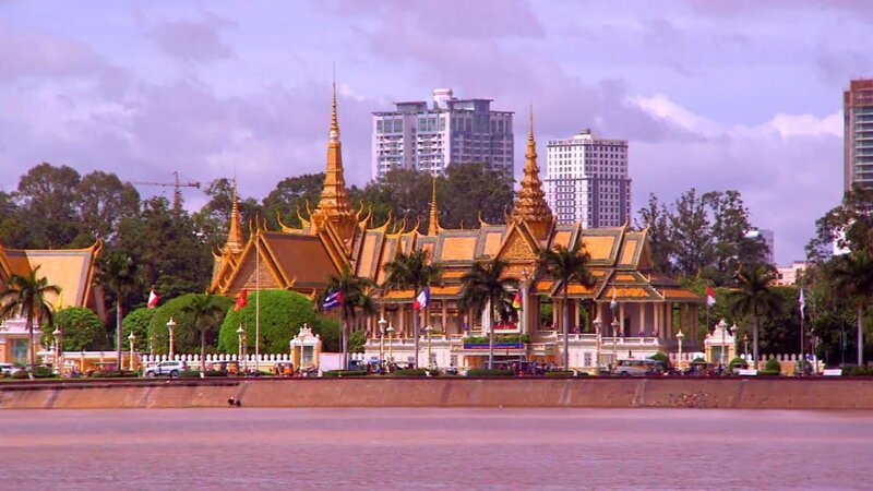 Ein Ehepaar aus Arizona hat beschlossen, die USA zu verlassen und sich ein Haus in Kambodschas Hauptstadt Phnom Penh zu suchen. – Bild: Tanja Bachetzky /​ HGTV