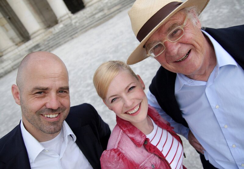 V. li.: Architekt Andreas Hild, Enie van de Meiklokjes und Professor Raimund Wünsche vor der Glyptothek in München. – Bild: SWR/​megaherz