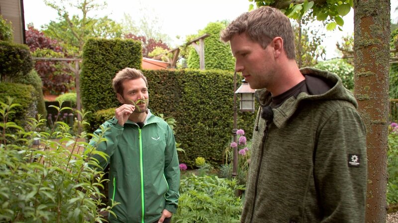 Daniel Aßmann (l.) besucht den Garten Picker, einen der schönsten Gärten im Münsterland in Borken. – Bild: WDR/​Fernsehkraft UG