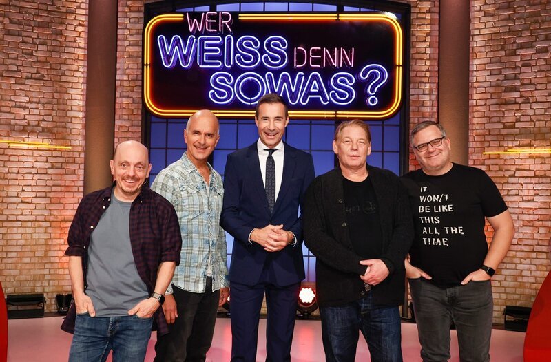 Moderator Kai Pflaume (M.) und seine Rateteam-Kapitäne Bernhard Hoëcker (l.) und Elton (r.) begrüßen in dieser Sendung den Schauspieler Christoph Maria Herbst (2.v.l.) und den Schauspieler Ben Becker (2.v.r.). – Bild: ARD/​Morris Mac Matzen