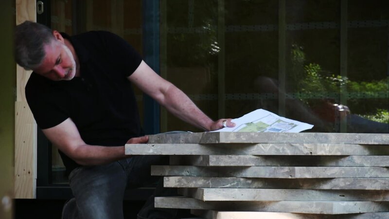 Meistergärtner Jan Vandebotermet steht vor seiner größten Herausforderung: In Hanglange soll er einen Traumgarten entwerfen, der sich perfekt in die Landschaft einfügt. Sein mutiger Plan ist es, seine Kunden mit schweren Findlingen, hochwertigen Gehölzen und einem fantasievollen Hochbeet zu überzeugen. In Hamburg geht es um die Installation der maßgefertigten Außenküche. Nur handverlesene Materialien hat der Meistergärtner hier verarbeiten lassen. Jetzt zeigt sich, ob die wertvollen Einzelstücke wirklich eine harmonische, hochwertige Küche ergeben. – Bild: HGTV