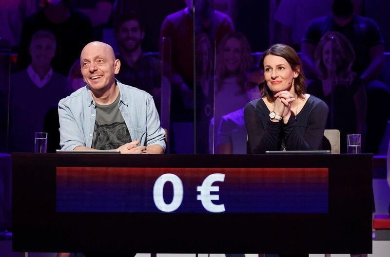 Rateteam-Kapitän Bernhard Hoëcker (l.) und die Schauspielerin Annett Renneberg (r.) bilden ein Rateteam. – Bild: ARD/​Morris Mac Matzen