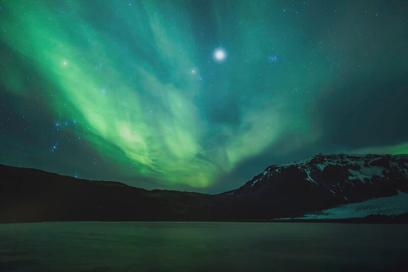 Polarlichter über einem Gletschersee – Bild: jamenpercy/​Pond5