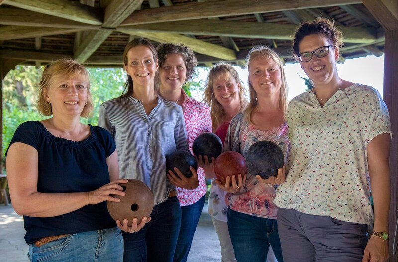 v.li.: Andrea Koch, Jessica Schönfeld, Ina Lichtenthäler, Andrea Engel, Katja Bihlmaier und Nadja Adams dürfen ihr Können auf der historischen Kegelbahn erproben. – Bild: SWR/​Elisabeth Kratzer