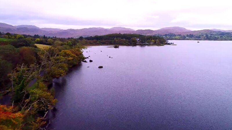 Eine passionierte Tierliebhaberin will das Großstadtleben in San Diego aufgeben und mit ihren Hunden ins ländlich-rustikale 3000 Einwohner-Städtchen Donegal im Nordwesten Irlands ziehen. – Bild: Tanja Bachetzky /​ HGTV