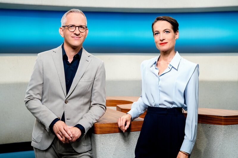 Gion-Duri Vincenz und Franziska Ramser Moderatoren Rundschau. – Bild: SRF