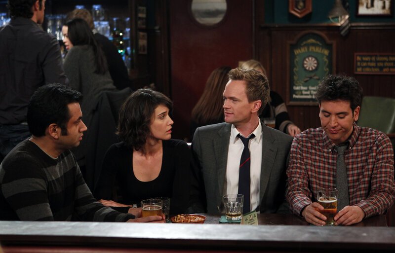 Müssen Kevin (Kal Penn, l.) die traurige Nachricht überbringen, dass Lily und Marshall bereits nach Long Island gezogen sind: Ted (Josh Radnor, r.), Barney (Neil Patrick Harris, 2.v.r.) und Robin (Cobie Smulders, 2.v.l.) … – Bild: 20th Century Fox International Television