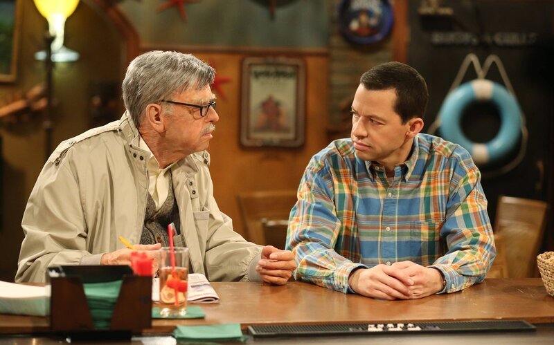 Männergespräche: Sid Olsen (John Cryer, l.) und Alan Harper (John Cryer, r.) … – Bild: © Warner Bros. Television