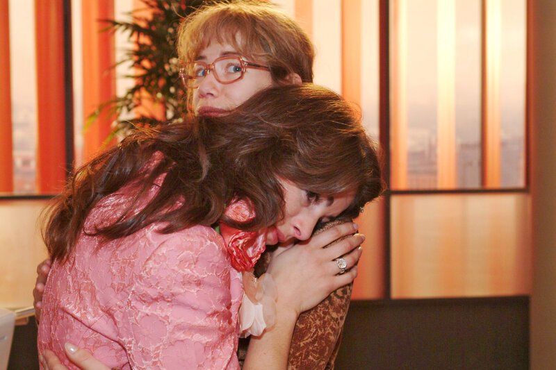Lisa (Alexandra Neldel, r.) ist von Mariellas (Bianca Hein, l.) plötzlichem Weinkrampf überrascht und überfordert. (Dieses Foto von Alexandra Neldel darf nur in Zusammenhang mit der Berichterstattung über die Serie „Verliebt in Berlin“ veröffentlicht und verbreitet werden.) – Bild: SAT.1 /​ Monika Schürle