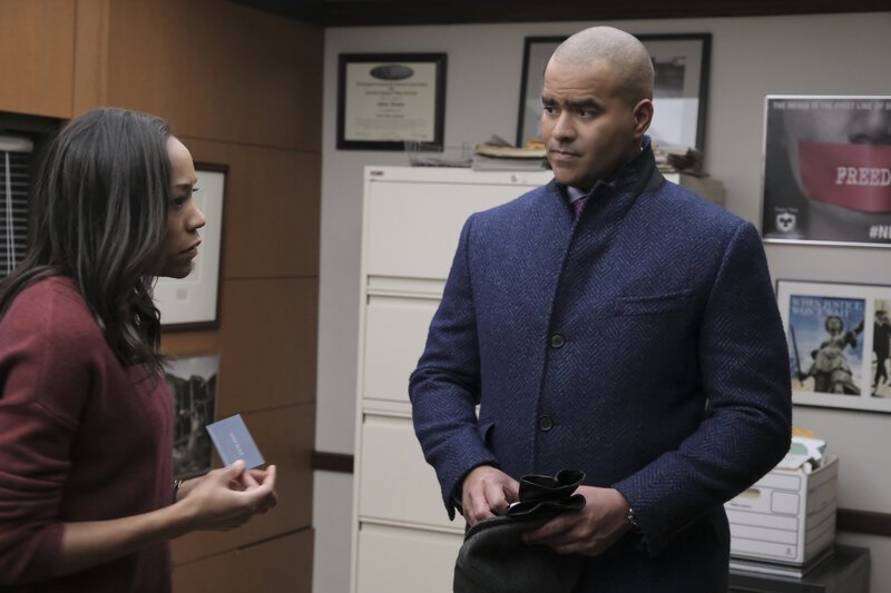 Chloe Talbott (Nikki M. James, l.); Chunk Palmer (Chris Jackson, r.) – Bild: CBS Broadcasting, Inc.