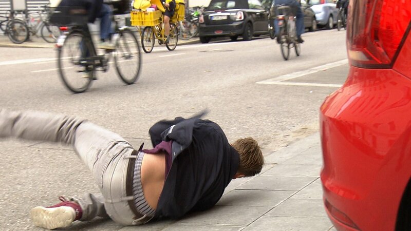 Wenn das eigene Kind plötzlich spurlos verschwindet, wenn man für seine Zivilcourage teuer bezahlen muss oder wenn eine schlimme Diagnose das ganze Leben auf den Kopf stellt, ist das ein herber Schicksalsschlag – für alle Beteiligten. Wie gehen sie mit der Situation um? Und vor allem: Wird es ihnen gelingen, wieder in ein glückliches Leben zurückzufinden? – Bild: SAT.1