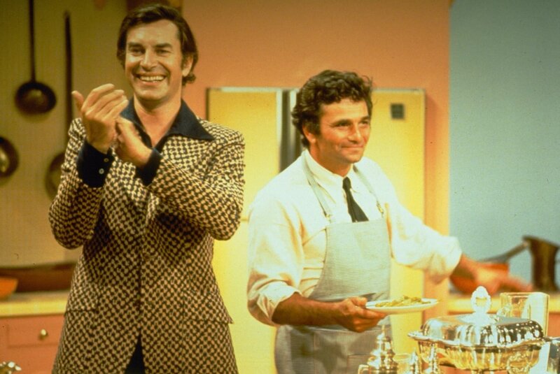 Inspektor Columbo arbeitet beim Morddezernat in Los Angeles, hat ein Glasauge, fährt ein altes Auto, raucht Zigarre, trägt einen zerknitterten Trenchcoat und wirkt stets zerstreut. Doch hinter diesen Marotten versteckt sich ein genialer Ermittler, der auf ganz eigene Art jeden Mörder überführt. – Bild: port.hu