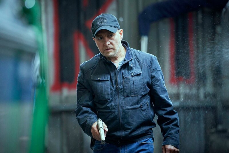 Semir (Erdogan Atalay) sucht das Gelände ab und findet den Schießstand der Verdächtigen. – Bild: Foto: RTL /​ Guido Engels