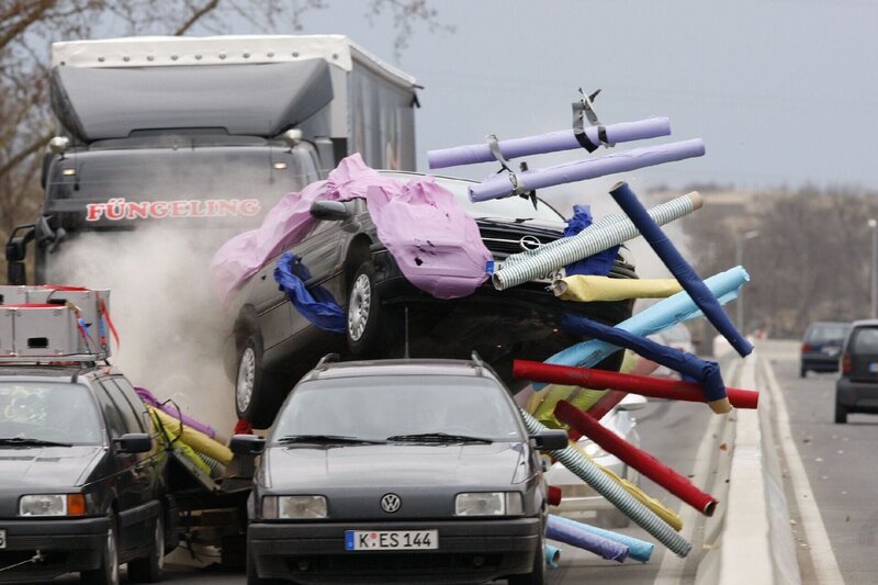 Bei der Verfolgungsjagd kommt es zum Crash. Der Gangster fährt in einen Anhänger, hebt ab und landet im Gegenverkehr … – Bild: RTL /​ Guido Engels