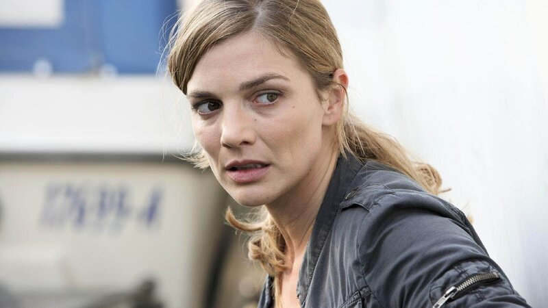 Susanne (Daniela Wutte) ist die Flucht gelungen, doch Jonas ist ihr bereits auf den Fersen, um sie zu erschießen … – Bild: TVNOW /​ Guido Engels