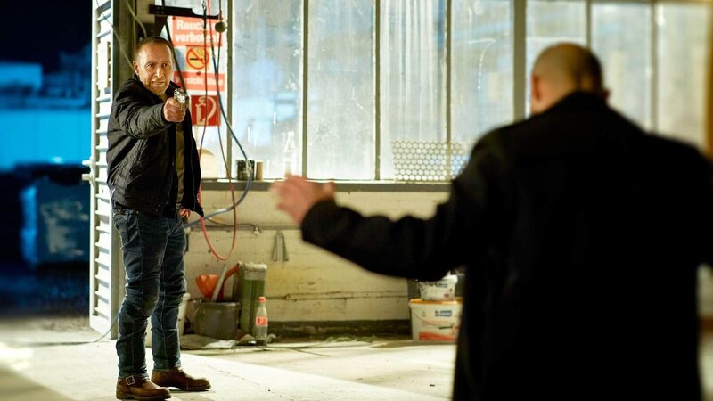 Semir (Erdogan Atalay, l.) stellt den geflohenen Ramin (Anton Noori) und wirft ihm vor Maria getötet zu haben. – Bild: RTL /​ Guido Engels