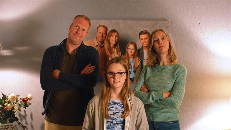 Jan (Ferdi Stoffmeel), Floor (Bobbie Mulder) und Irma (Elisa Beuger) sehen Kees zu, als er einen von Jan’s alten Anzügen anprobiert. – Bild: NDR/​NL Film/​Maurice Trouwborst