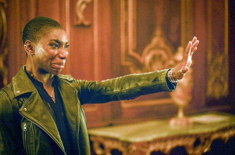 Der Hass, den Kate (Michaela Coel) für den Mann empfindet, der für ihre tragische Vergangenheit verantwortlich ist. – Bild: Des Willie